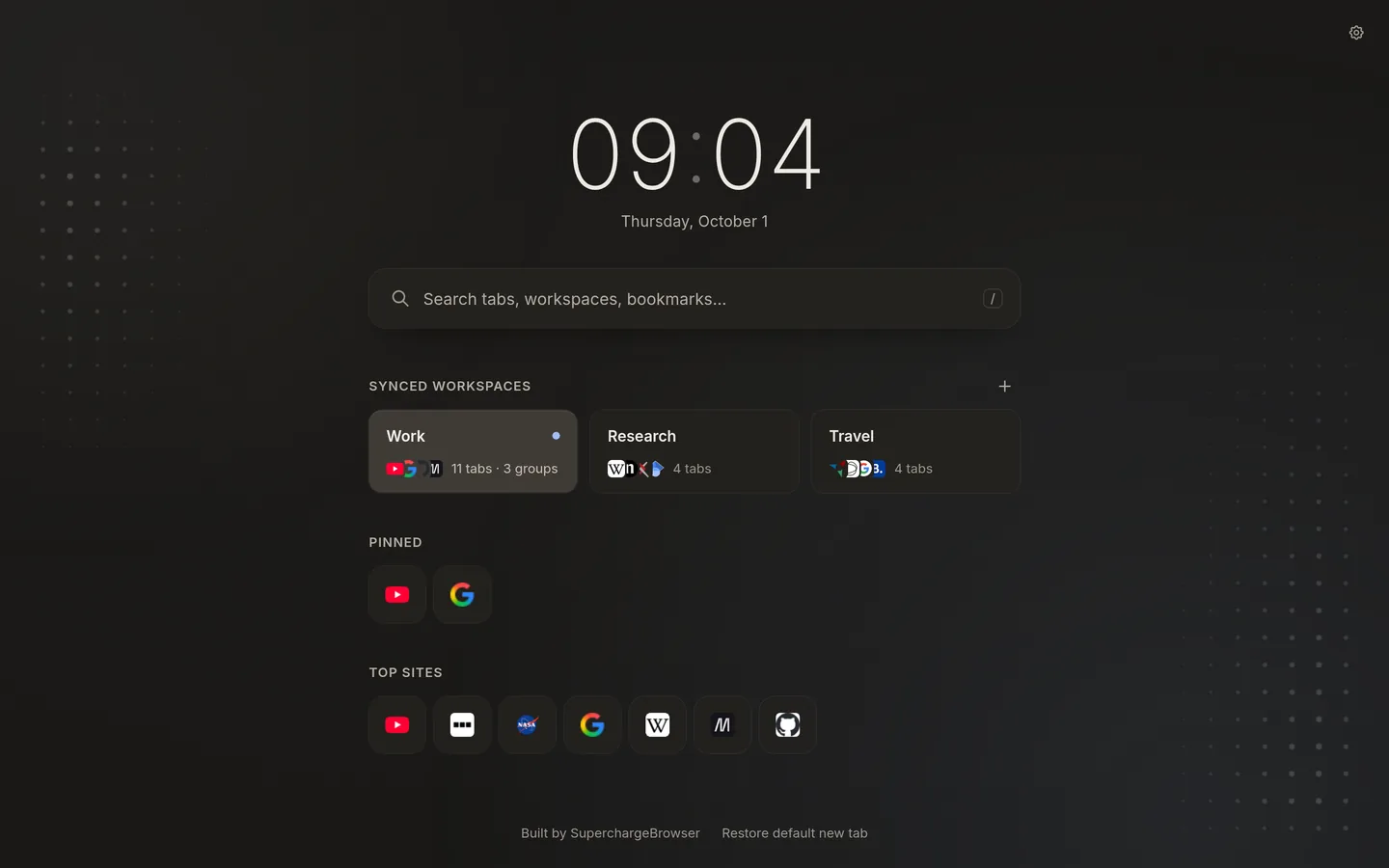 Nav-Neuer-Tab-Seite im dunklen Design mit Uhr, Suchfeld, Arbeitsbereich-Karten und Website-Zeilen.