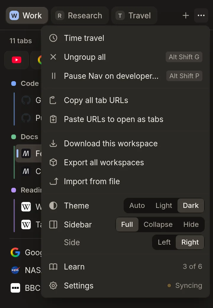 SuperchargeNavigation-Seitenleiste mit geöffnetem Mehr-Menü, das Einstellungen für Zeitreise, Designs und das Sidebar-Layout zeigt.